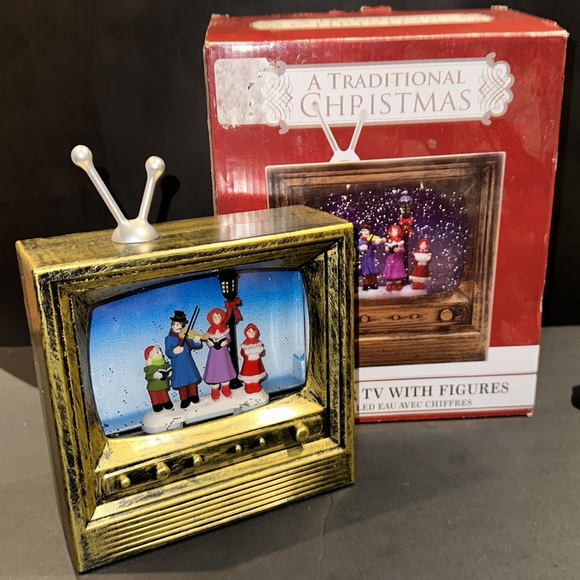 Water filled indoor vintage TV with carollers - Picture 8 of 8